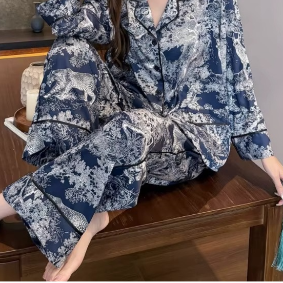 Pigiama da donna in raso stampato in due varianti di colore - € 49,99