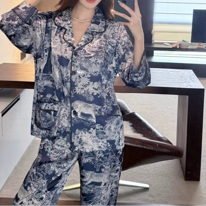 Pigiama da donna in raso stampato in due varianti di colore - € 49,99